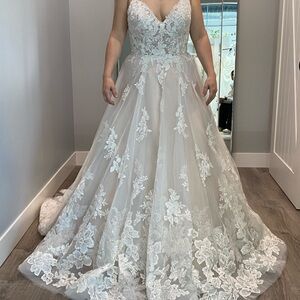 White Sleeveless Sweetheart A-line Wedding Gown